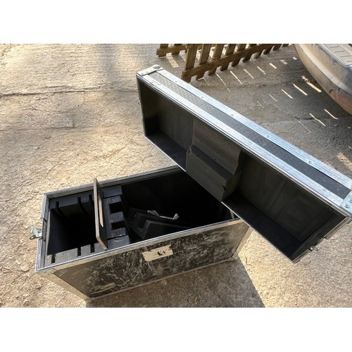 186 - Flight crate with foam and divider