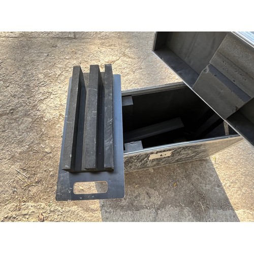 186 - Flight crate with foam and divider