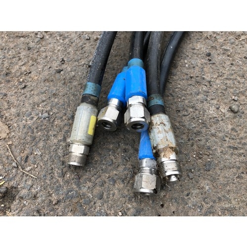 247 - 5No. hydraulic pipes with fittings 3/8