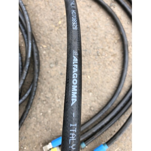 247 - 5No. hydraulic pipes with fittings 3/8