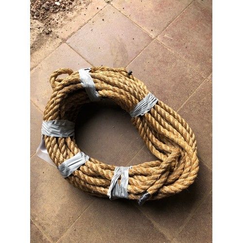 330 - MOD - Approx 32m of thick sisal / hemp rope