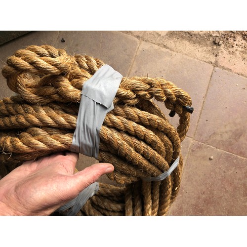 330 - MOD - Approx 32m of thick sisal / hemp rope