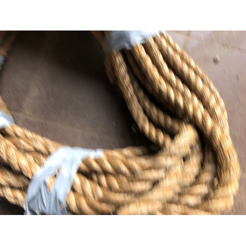 330 - MOD - Approx 32m of thick sisal / hemp rope