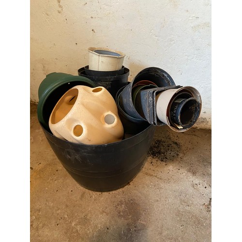 438 - Large quantity of plastic flower pots.