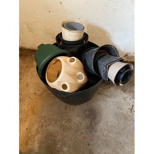 438 - Large quantity of plastic flower pots.