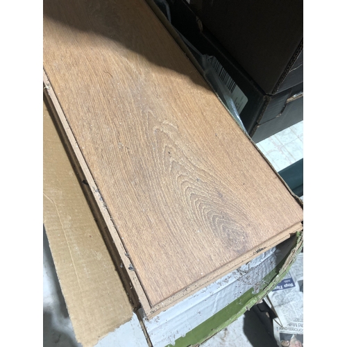 440 - 14 lengths of laminate Oak effect flooring.