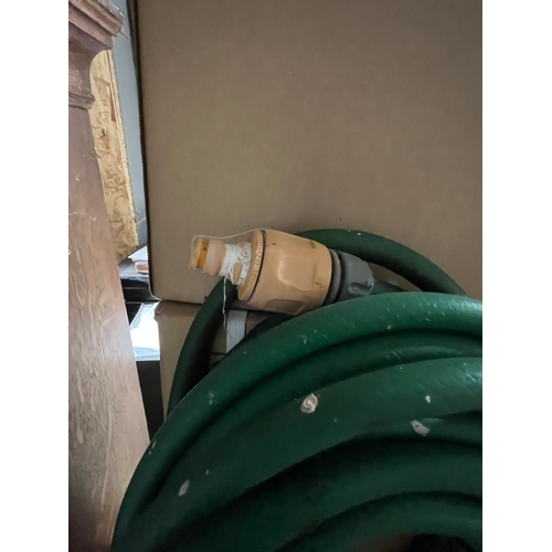 444 - Hosepipe with fittings