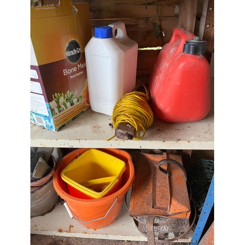 463 - 2 containers and a roll of washing line