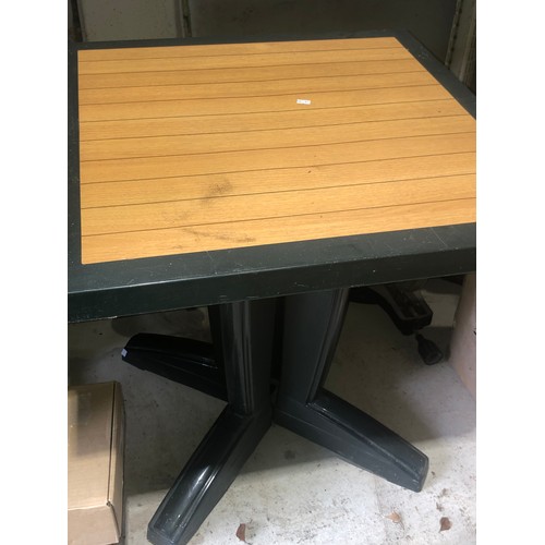 475 - Small garden table. Plastic. square top