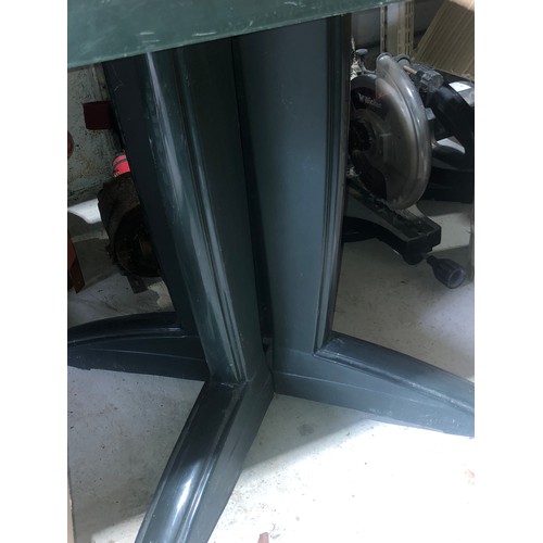 475 - Small garden table. Plastic. square top