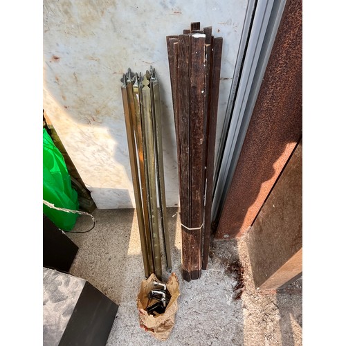 510 - Quantity of wood and brass stair rods with some clamps