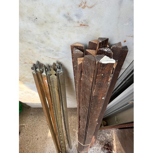 510 - Quantity of wood and brass stair rods with some clamps
