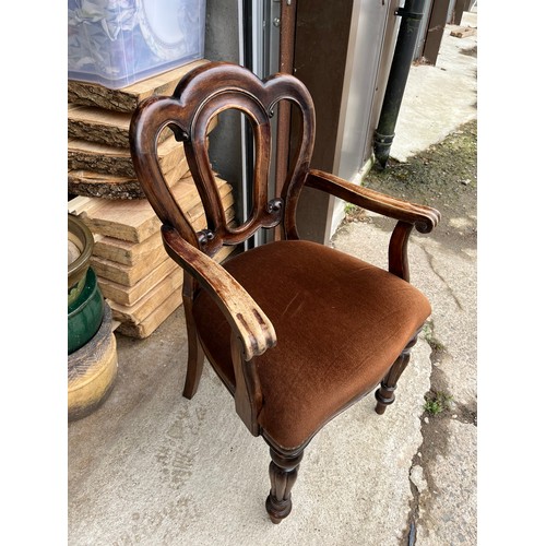 526 - A single Late Georgian 19thC carver chair