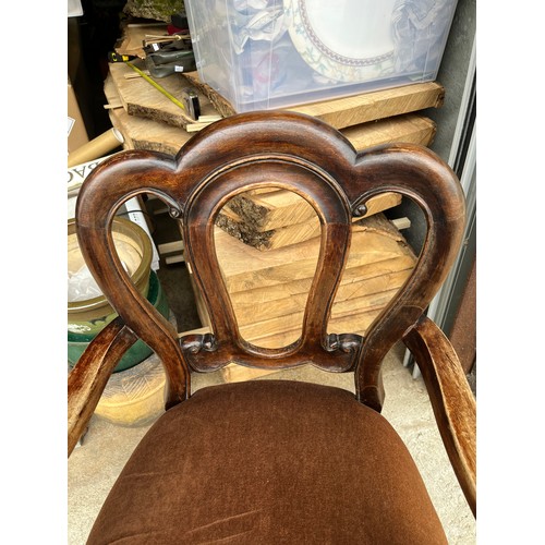 526 - A single Late Georgian 19thC carver chair