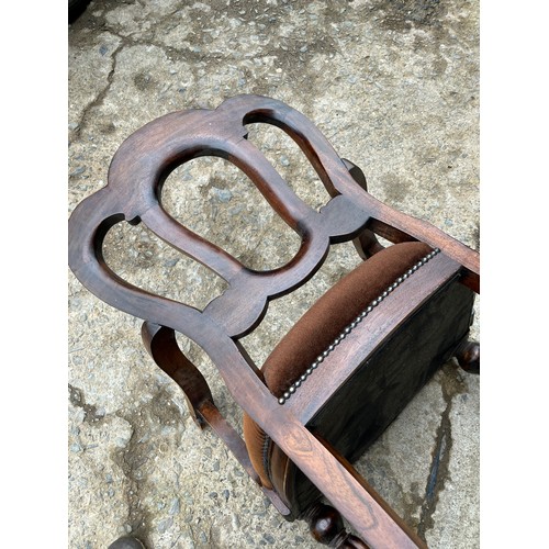 526 - A single Late Georgian 19thC carver chair