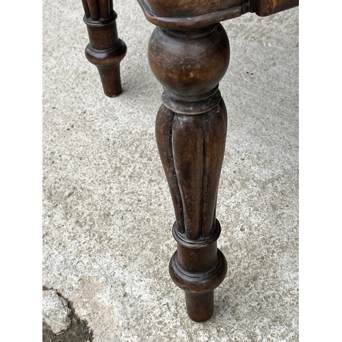 526 - A single Late Georgian 19thC carver chair