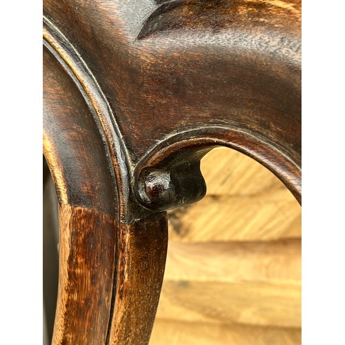 526 - A single Late Georgian 19thC carver chair