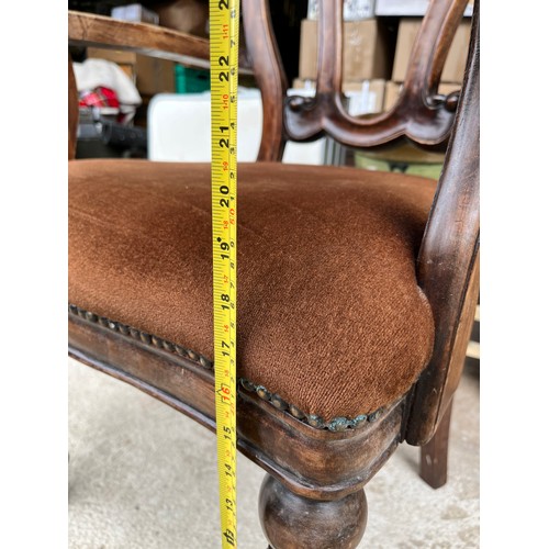 526 - A single Late Georgian 19thC carver chair