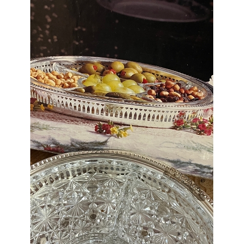 825 - Windsor segmented dish and silver plated gallery tray