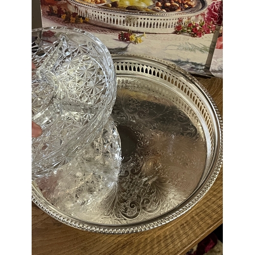 825 - Windsor segmented dish and silver plated gallery tray