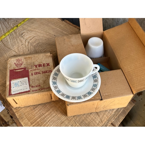 835 - Pyrex opal teaset