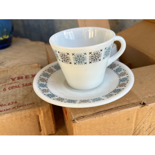 835 - Pyrex opal teaset