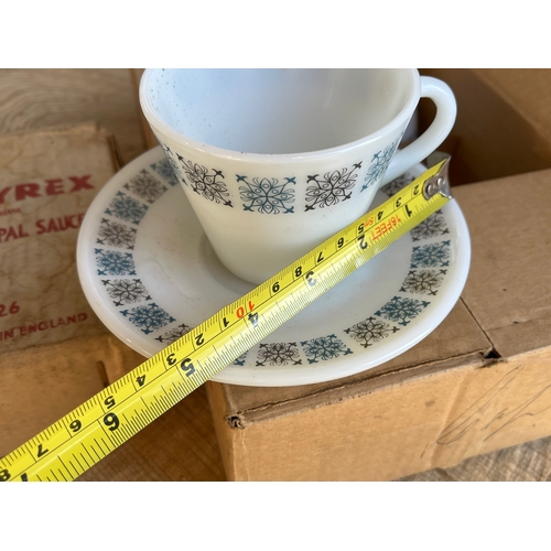 835 - Pyrex opal teaset