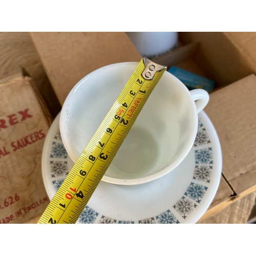 835 - Pyrex opal teaset