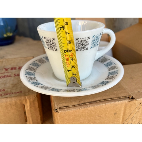 835 - Pyrex opal teaset