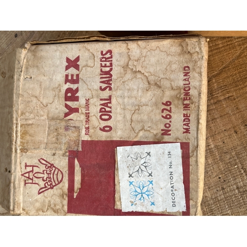 835 - Pyrex opal teaset