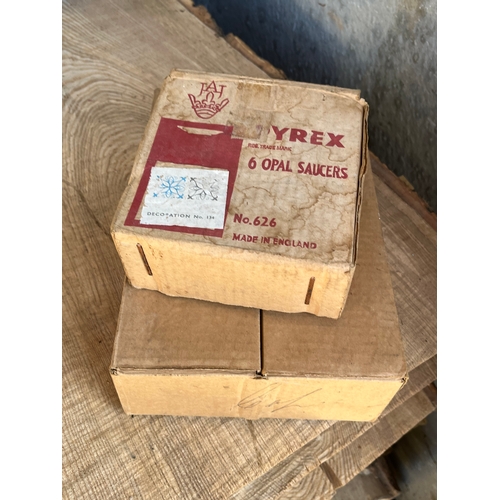 835 - Pyrex opal teaset