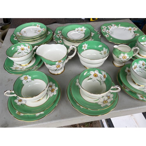 1005 - Box of Royal Paragon teaset. A reproduction of the set made for the Duchess of Kent. 1x large servin... 