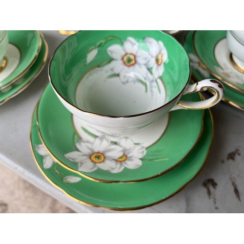 1005 - Box of Royal Paragon teaset. A reproduction of the set made for the Duchess of Kent. 1x large servin... 