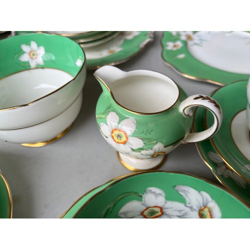 1005 - Box of Royal Paragon teaset. A reproduction of the set made for the Duchess of Kent. 1x large servin... 