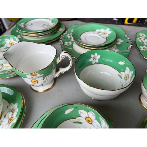 1005 - Box of Royal Paragon teaset. A reproduction of the set made for the Duchess of Kent. 1x large servin... 