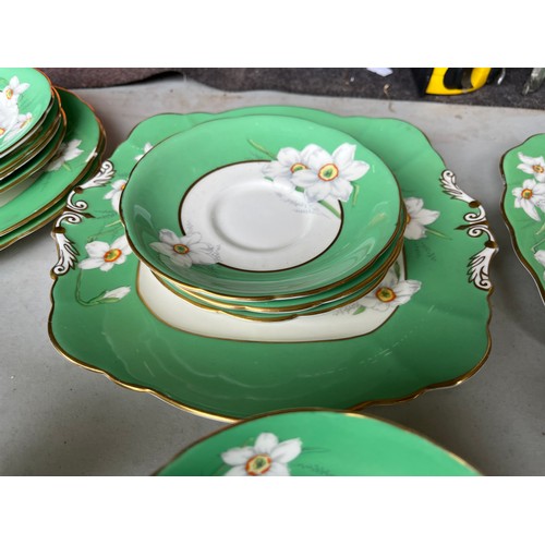 1005 - Box of Royal Paragon teaset. A reproduction of the set made for the Duchess of Kent. 1x large servin... 