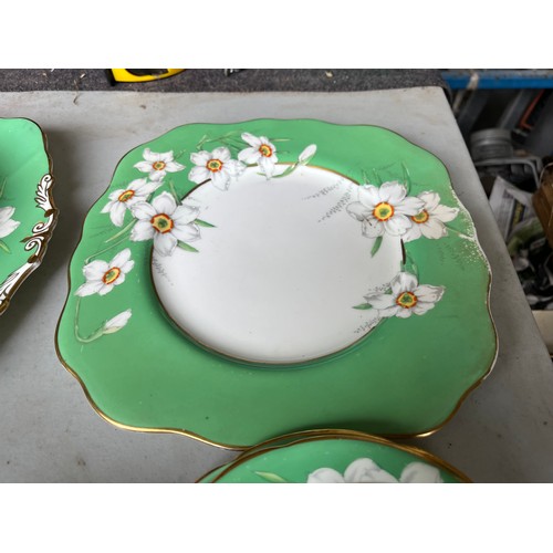 1005 - Box of Royal Paragon teaset. A reproduction of the set made for the Duchess of Kent. 1x large servin... 