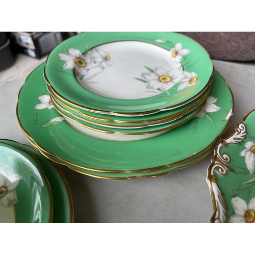 1005 - Box of Royal Paragon teaset. A reproduction of the set made for the Duchess of Kent. 1x large servin... 