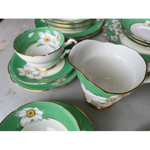 1005 - Box of Royal Paragon teaset. A reproduction of the set made for the Duchess of Kent. 1x large servin... 