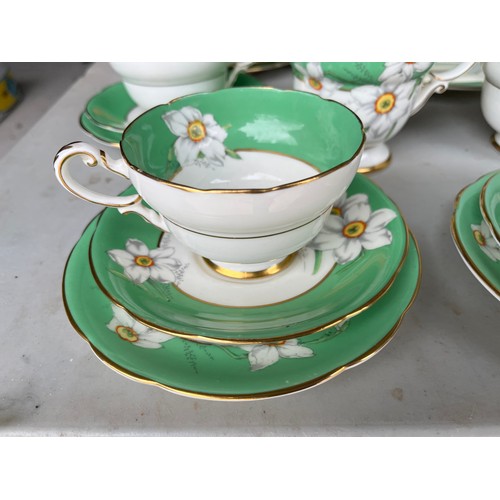 1005 - Box of Royal Paragon teaset. A reproduction of the set made for the Duchess of Kent. 1x large servin... 