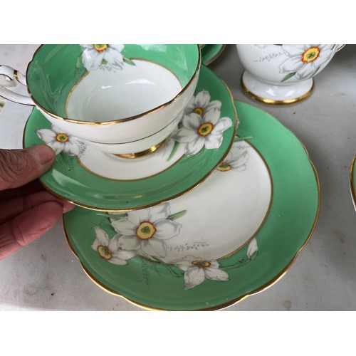 1005 - Box of Royal Paragon teaset. A reproduction of the set made for the Duchess of Kent. 1x large servin... 