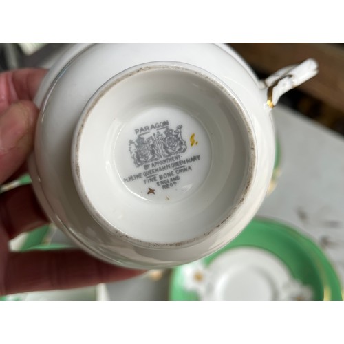 1005 - Box of Royal Paragon teaset. A reproduction of the set made for the Duchess of Kent. 1x large servin... 