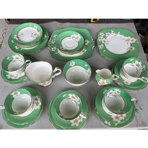 1005 - Box of Royal Paragon teaset. A reproduction of the set made for the Duchess of Kent. 1x large servin... 