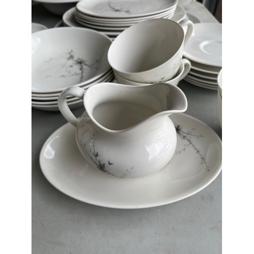 1006 - Box of Royal Doulton Green Brier pattern dinnerware. 1x serving plate, 4x dinner plates, 1x milk jug... 