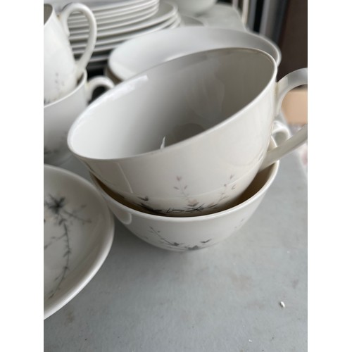 1006 - Box of Royal Doulton Green Brier pattern dinnerware. 1x serving plate, 4x dinner plates, 1x milk jug... 