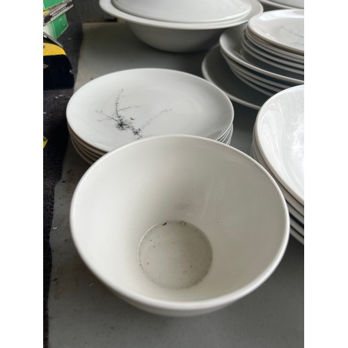 1006 - Box of Royal Doulton Green Brier pattern dinnerware. 1x serving plate, 4x dinner plates, 1x milk jug... 