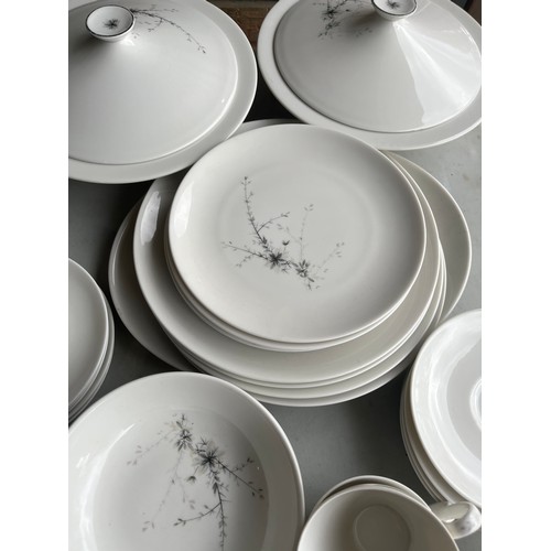 1006 - Box of Royal Doulton Green Brier pattern dinnerware. 1x serving plate, 4x dinner plates, 1x milk jug... 