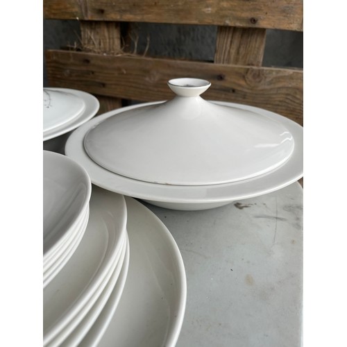 1006 - Box of Royal Doulton Green Brier pattern dinnerware. 1x serving plate, 4x dinner plates, 1x milk jug... 