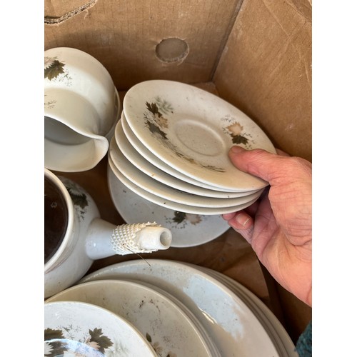 1043 - Royal Doulton Westwood dinner and coffee set