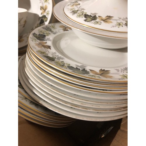 1044 - Royal Doulton Larchmont dinner service including plates and bowls